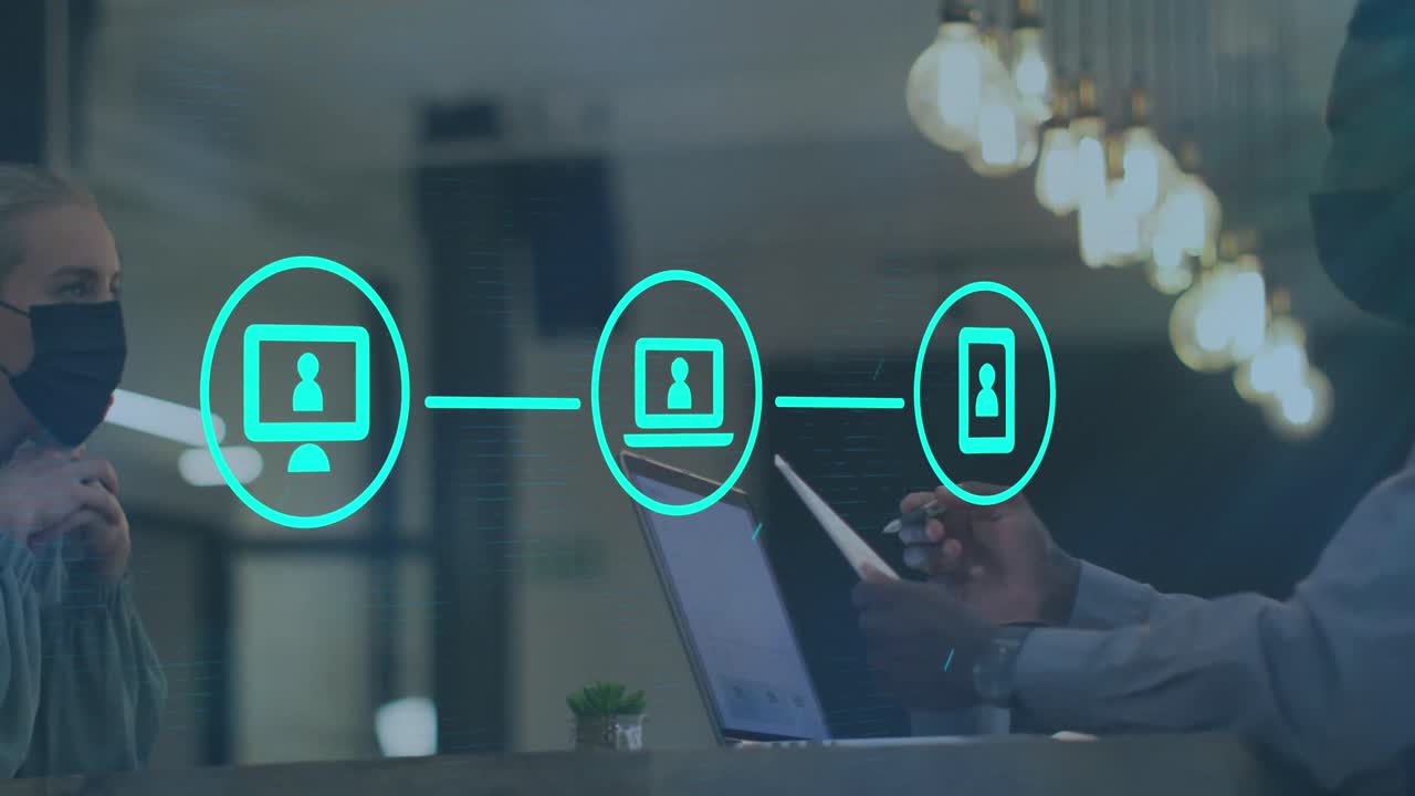 animación de iconos digitales sobre recepcionista afroamericano hablando con una mujer caucásica