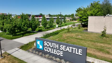 vista aérea ascendente sobre el sello de la entrada principal del colegio de seattle sur en un día soleado