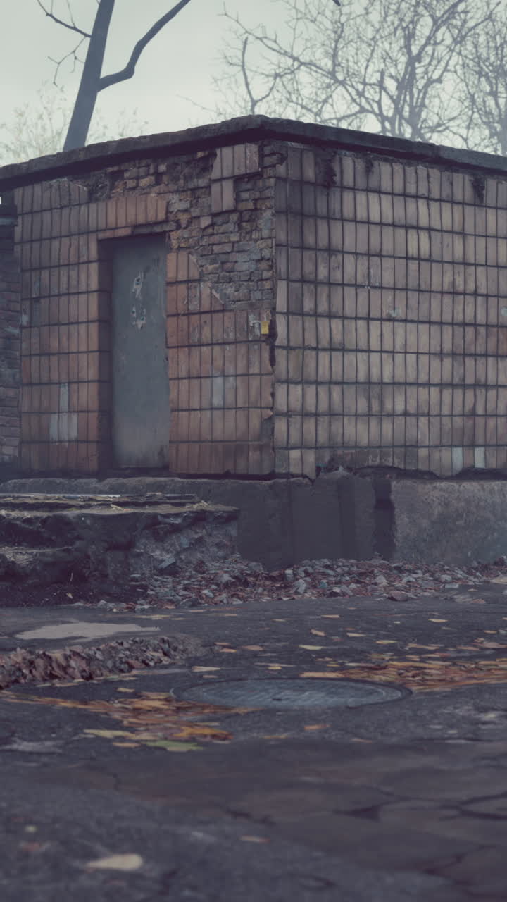 edificio abandonado en la niebla