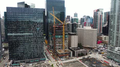grúas de construcción construyendo un rascacielos en el barrio south lake union de seattle.