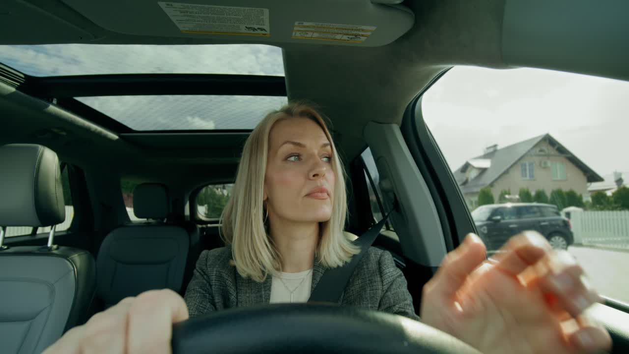 mujer conduciendo un automóvil