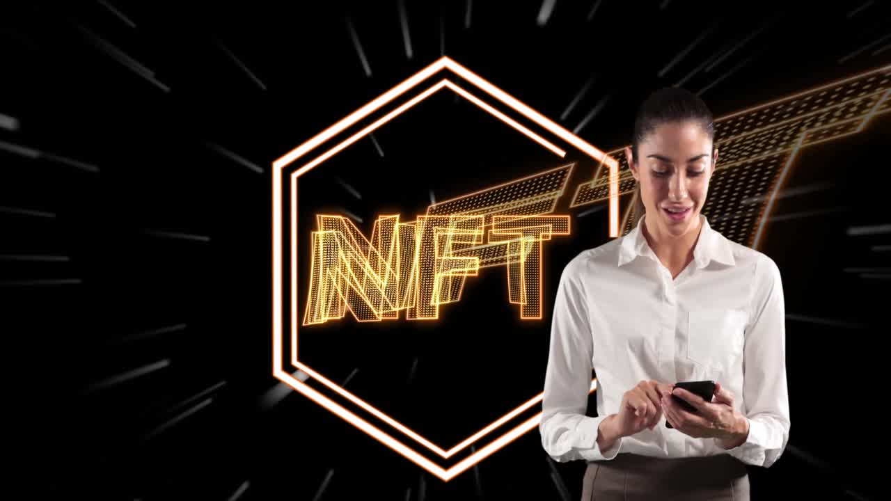 Animazione di NFT in esagono su donna caucasica che usa lo smartphone su sfondo nero con linee.