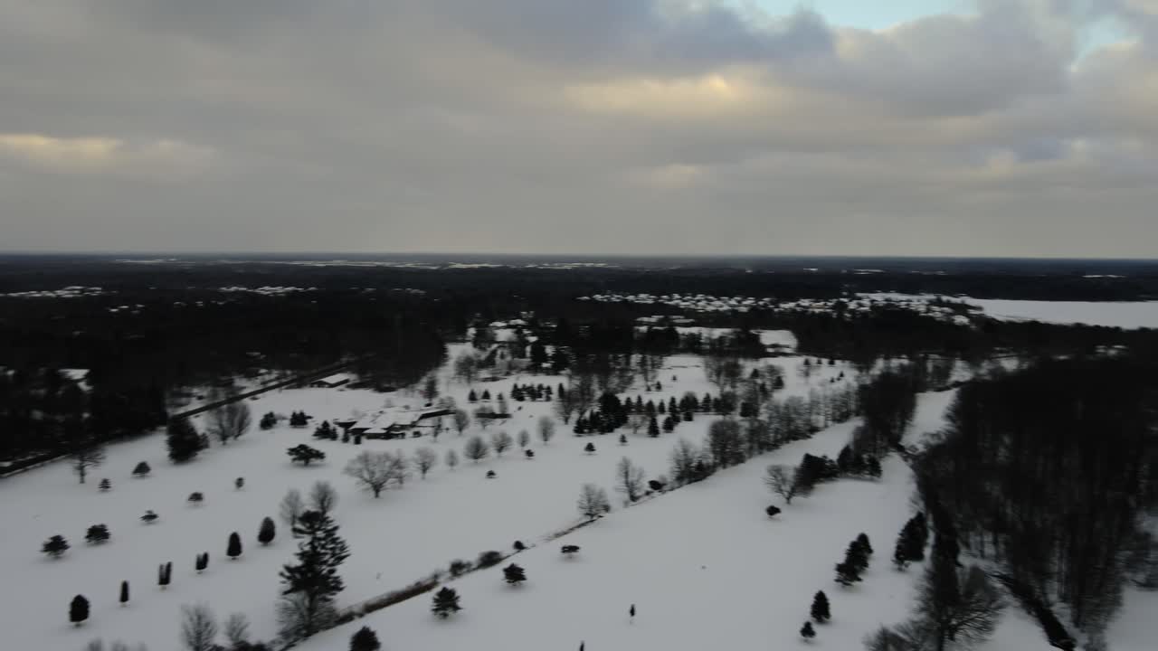 한겨울에 눈으로 뒤덮인 골프장