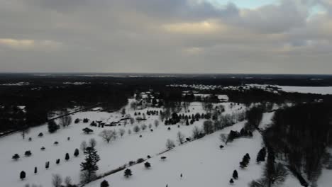 un campo de golf cubierto por un manto de nieve en pleno invierno