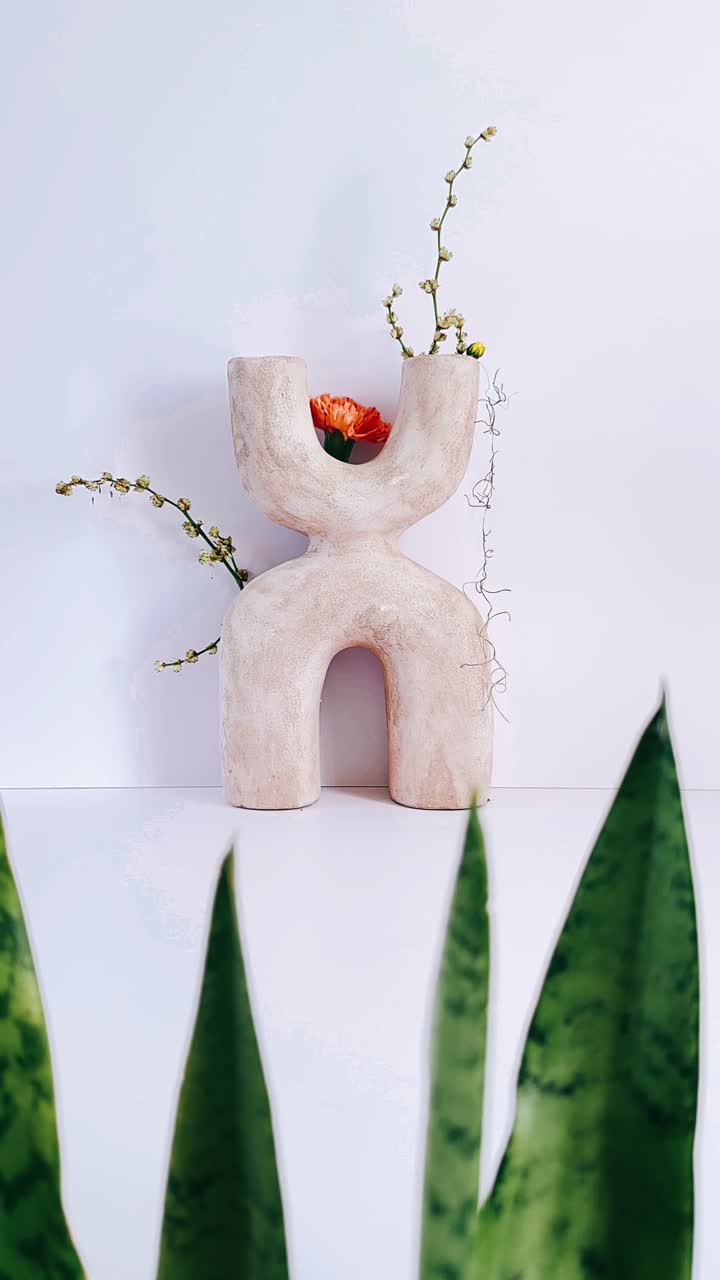 vaso de cerámica moderno con flores