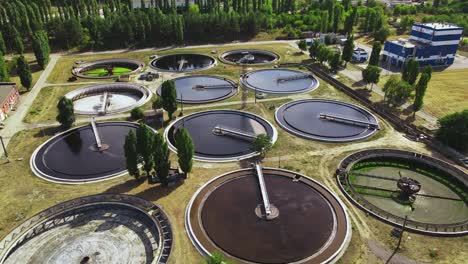 planta de tratamiento de aguas residuales. tanque redondo de sedimentación