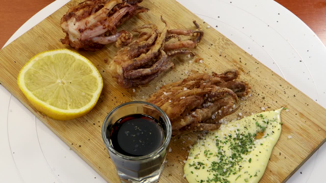 음식으로 가득 찬 나무판에 소금을 더하다