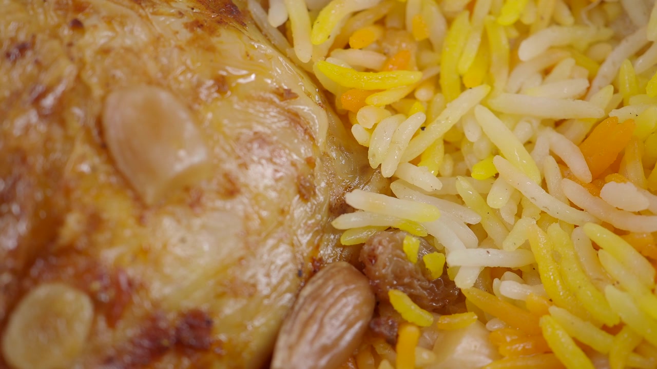 Primo piano di Biryani di pollo tradizionale con riso e mandorle