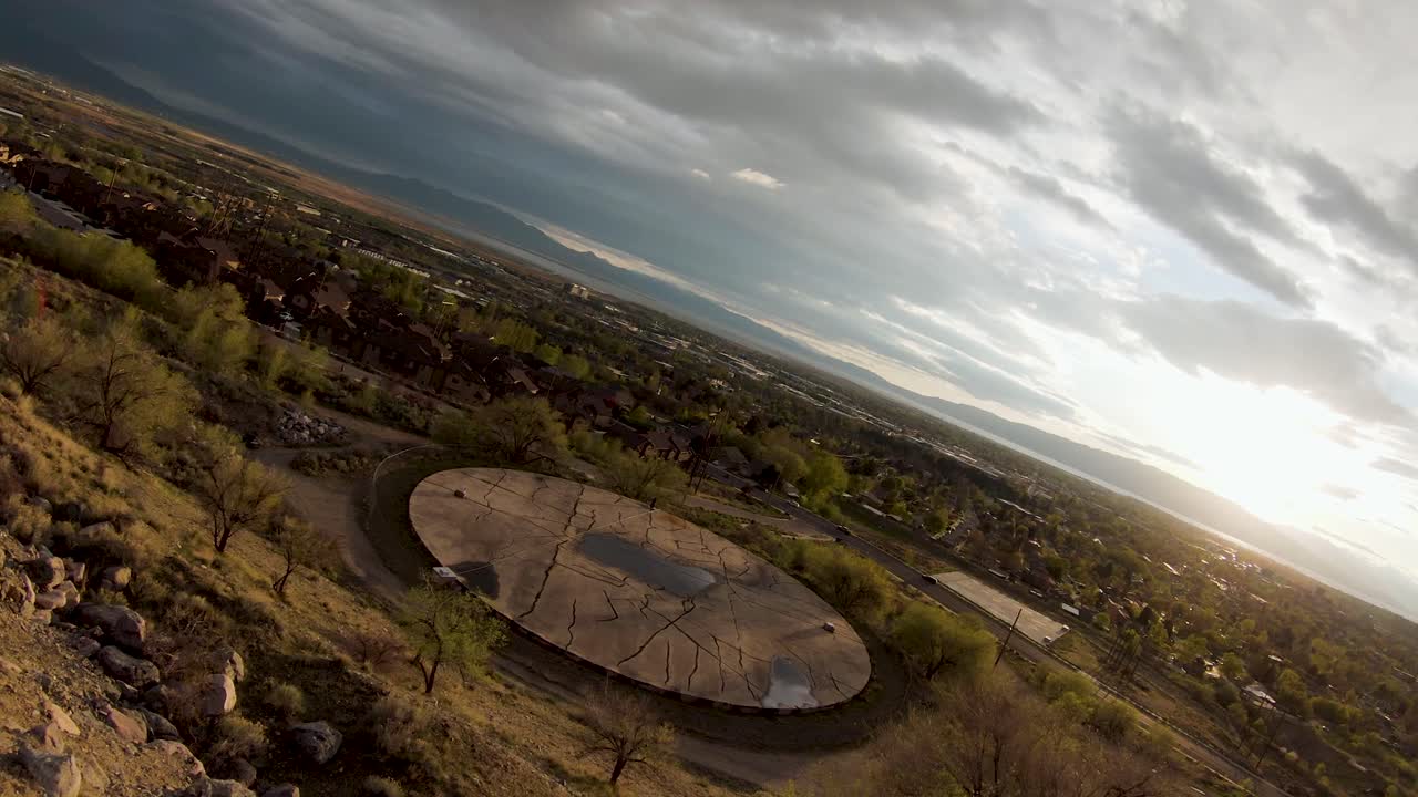 태양이 산과 구름을 가로질러 유타주 프로보에 있는 호수에 빛을 비추는 매혹적인 장면