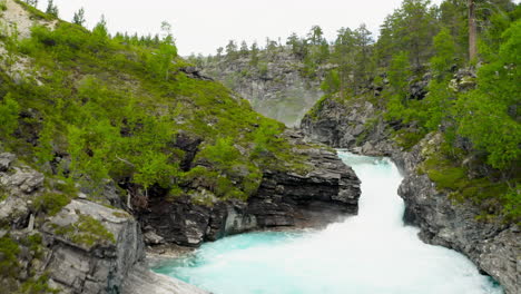 Rápidos-De-Río-Que-Fluyen-Rápido-Entre-Rocas-En-Un-Bosque-De-Montaña-En-Stryn,-Noruega