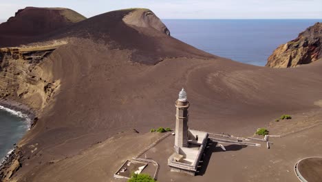 faro de ponta dos capelinhos en las islas volcánicas portuguesas de las azores en el océano atlántico norte-3