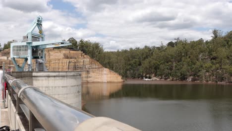 gran grúa situada en el muro de la presa de warragamba dam sydney australia