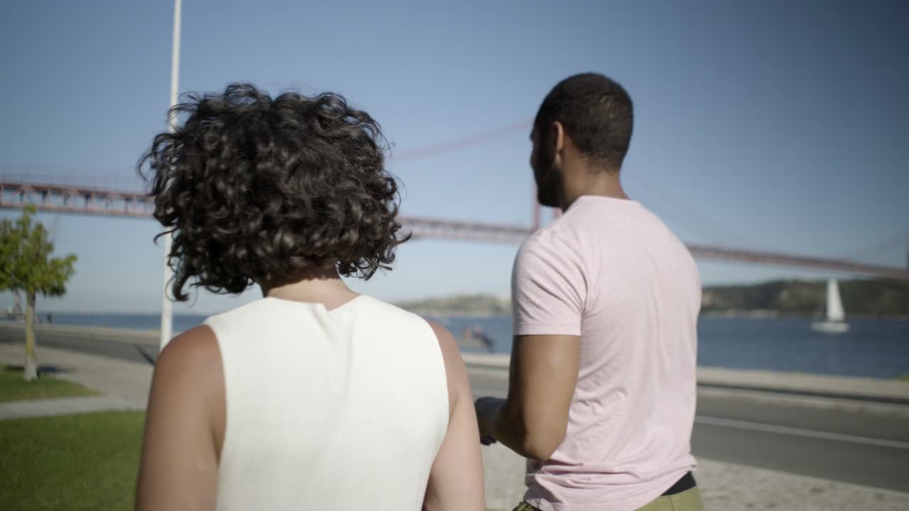 행복 한 부부 가 야외 에서  ⁇ 고 있는 뒤쪽 의 모습