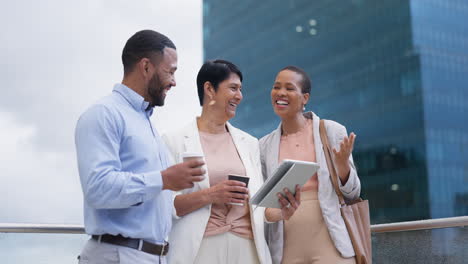 Business-people-on-coffee-break-on-balcony-in-city