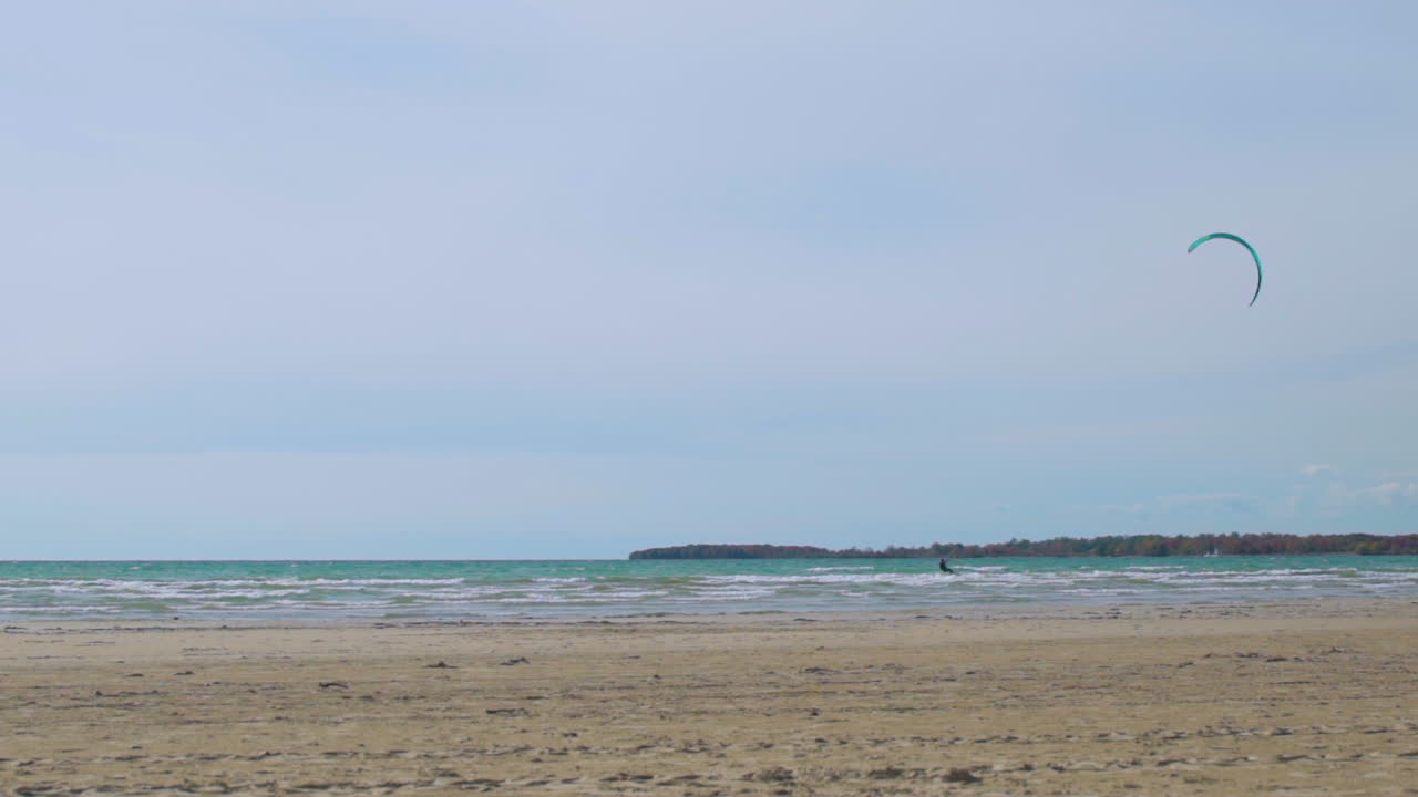 persona haciendo kitesurf. amplio, cámara lenta