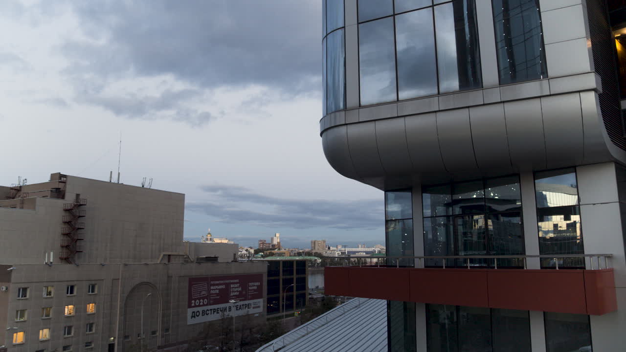 arquitectura moderna y tradicional en un paisaje urbano al crepúsculo