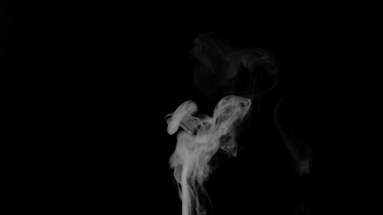 Getto di vapore acqueo in slow motion su sfondo nero, movimento lento