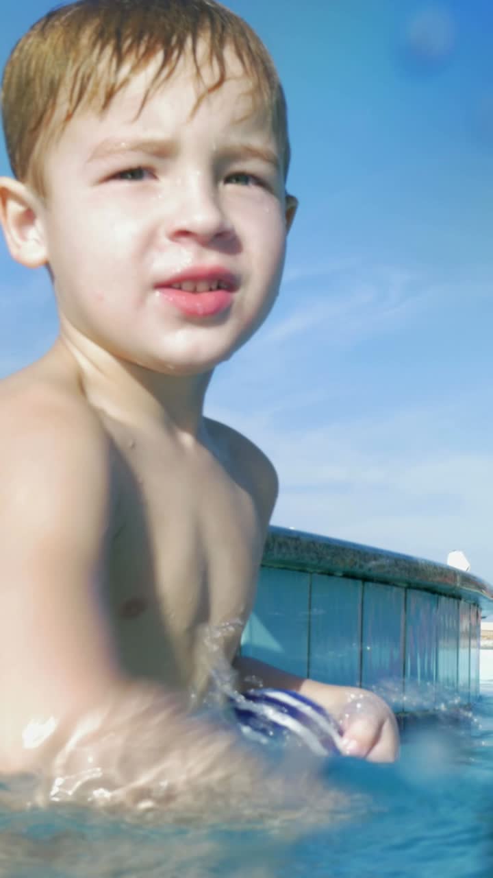수영장에서 소년