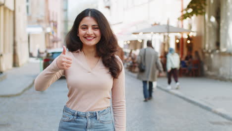 Glückliche-Frau,-Die-Daumen-Nach-Oben-Zeigt,-Wie-Ein-Positives-Zeichen,-Etwas-Gutes,-Positives-Feedback-In-Der-Stadtstraße