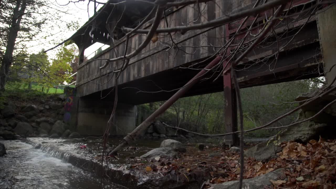 puente de madera en el parque central de cullen gardens en whitby, canadá