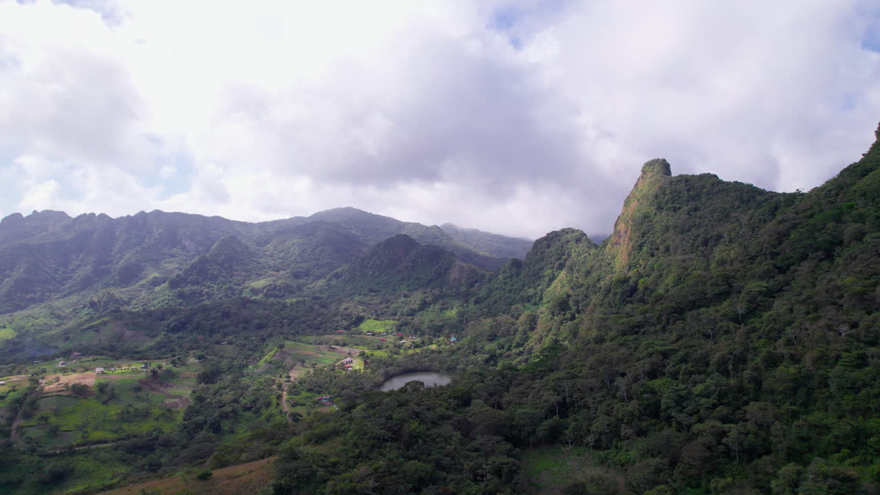 산꼭대기와 호수가 있는 푸른 계곡의 공중 풍경, 산 카를로스에서 구름이 가득한 하늘