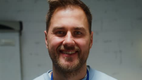 retrato de un hombre sonriente