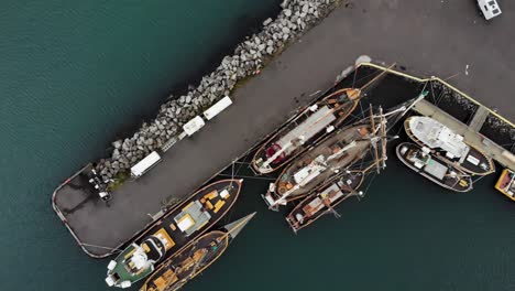 vista aérea de los barcos en el puerto de seyðisfjörður, una pequeña ciudad de islandia