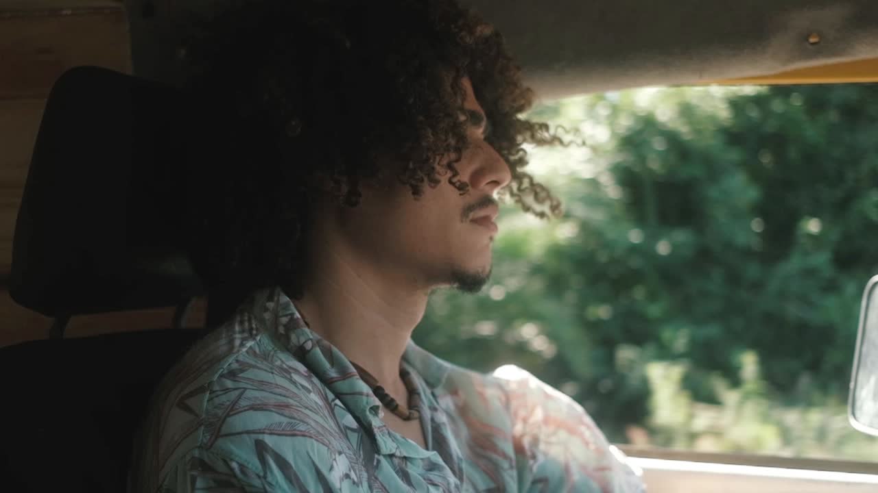 여름에 밴을 운전하는 익명의 남자