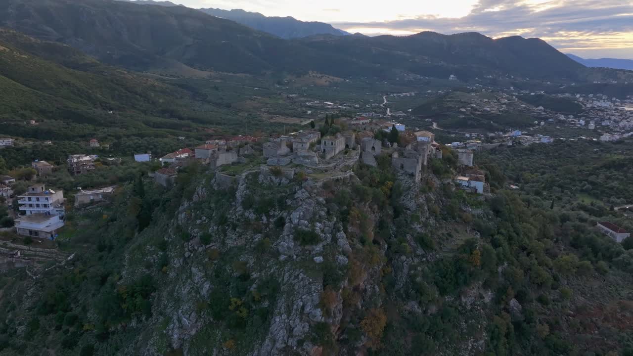 Castillo de Himara con vistas al Mediterráneo al amanecer, Himare, Albania.