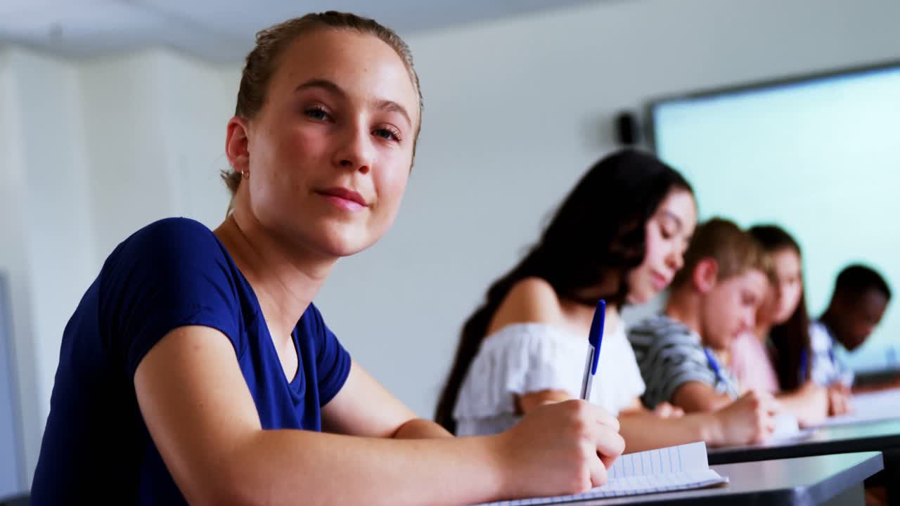 Ritratto di studentessa che studia in classe 4k