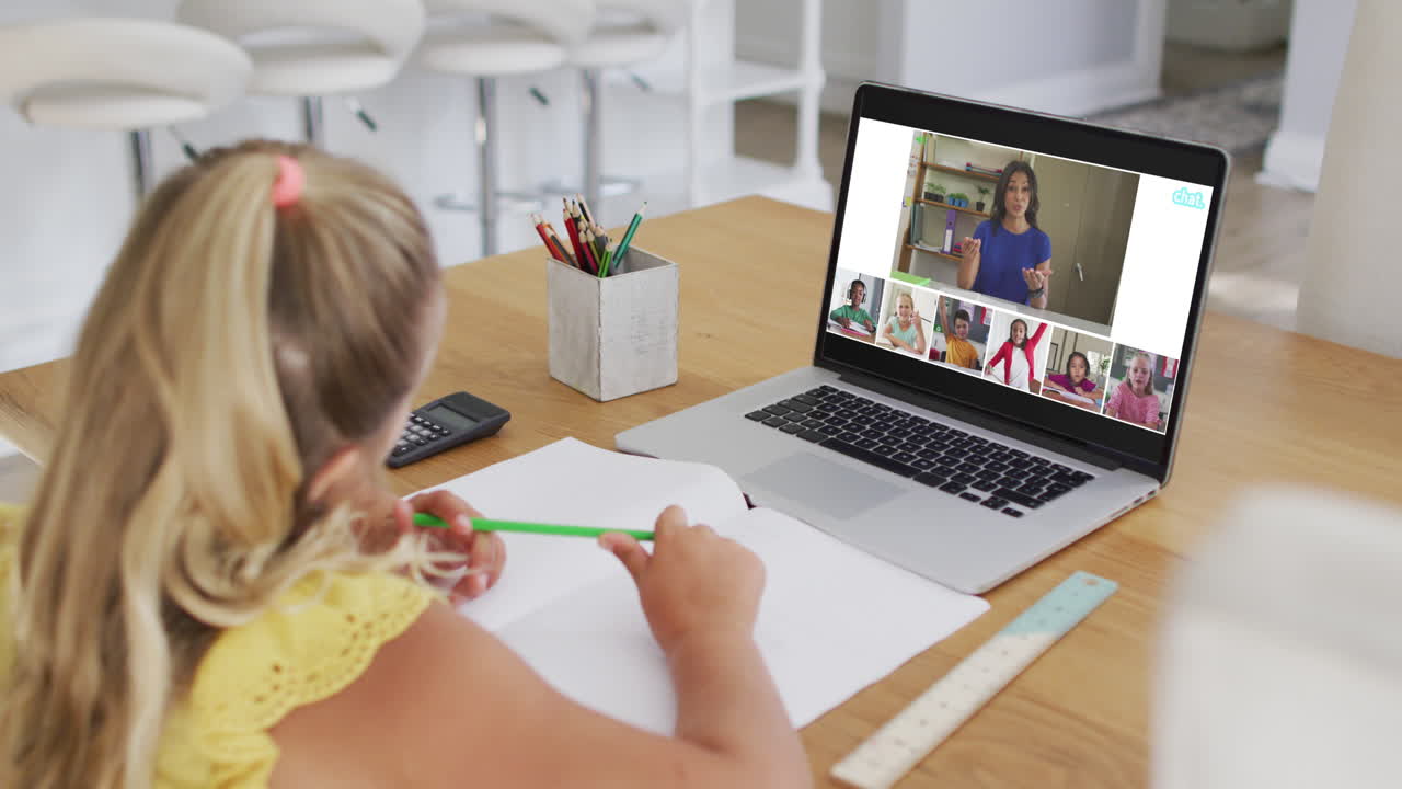 estudiante que usa una computadora portátil para una lección en línea en casa, con un maestro y una clase diversos en la pantalla