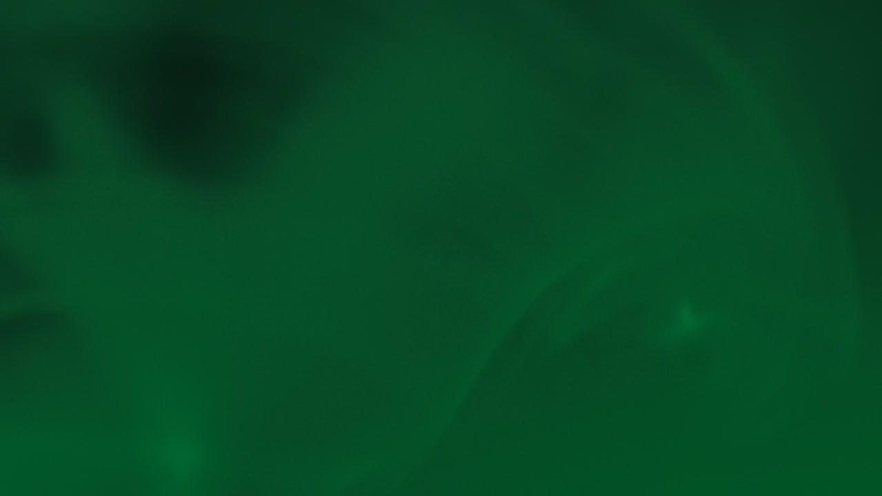 el humo se mueve sobre un fondo oscuro, el fondo y el humo están borrosos, el color del humo cambia