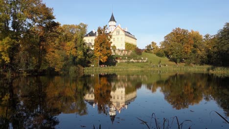 Paisaje-Con-El-Antiguo-Castillo-Renacentista-Radun-Cerca-De-La-Ciudad-De-Opava-Reflejado-En-Un-Lago-Zamecky-Rybnik-En-Otoño