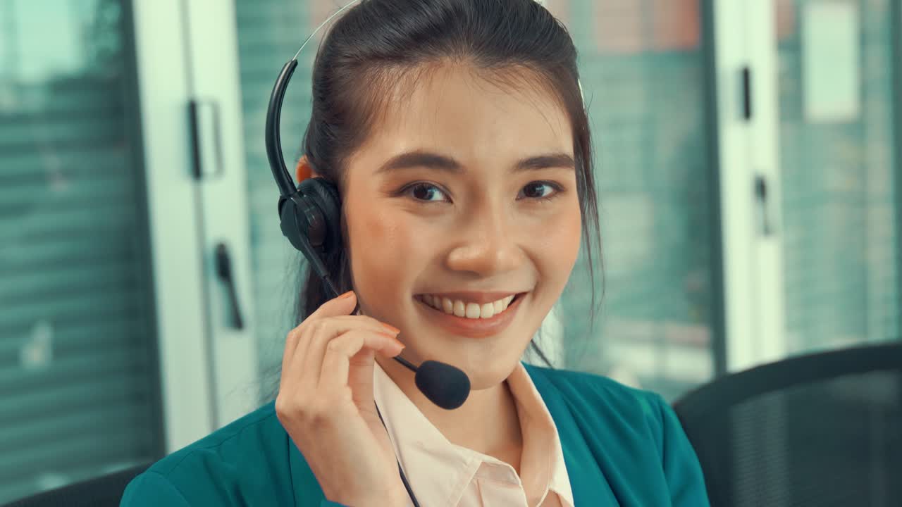 mujer de negocios con auriculares trabajando activamente en la oficina