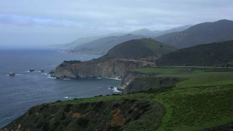 Costa-De-Big-Sur-Con-Puente-Bixby-En-Segundo-Plano