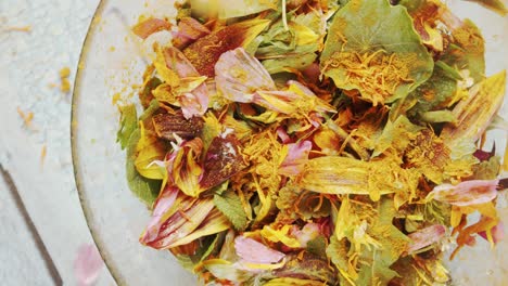 primer plano de una ensalada de flores frescas