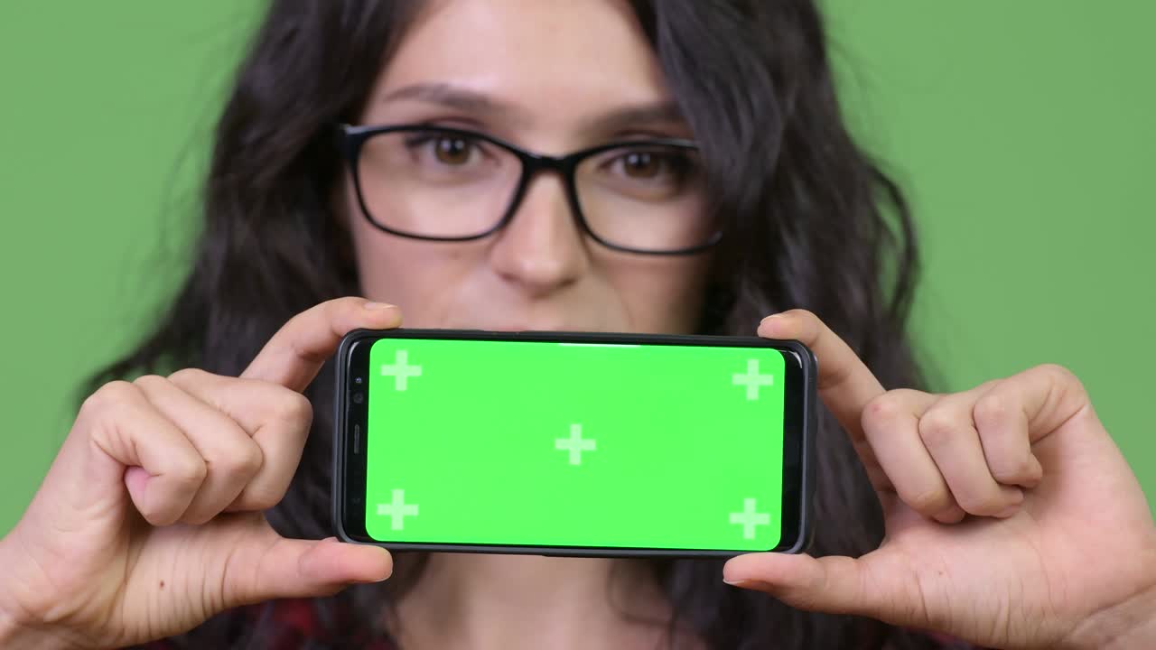 joven y hermosa mujer de negocios mostrando el teléfono