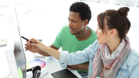 gerente creativo confundido hablando con su colega