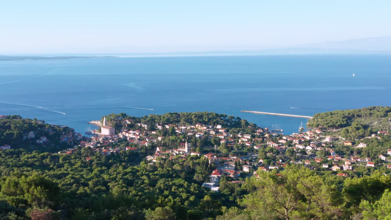 panorama aéreo de losinj, costa de croacia