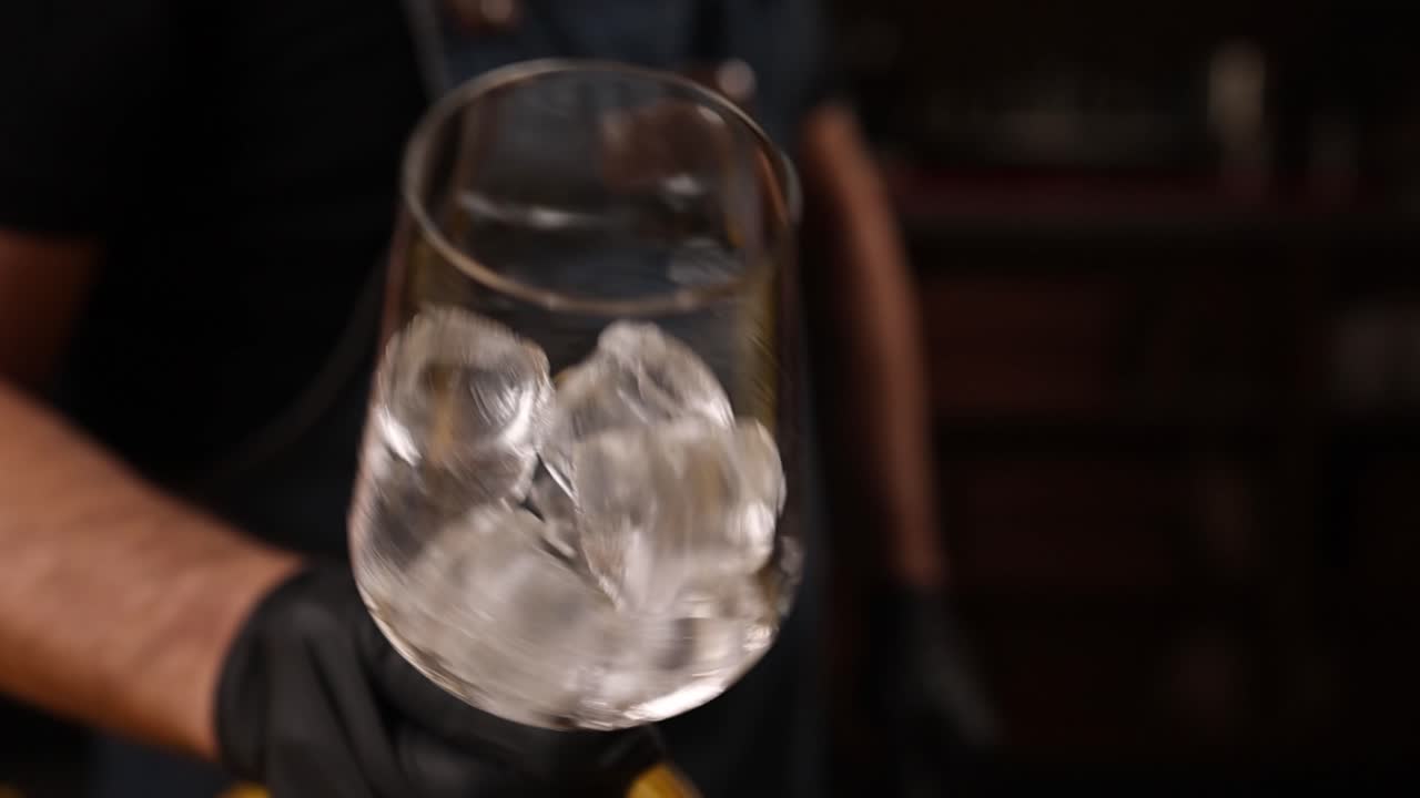 bartender preparando una bebida con hielo