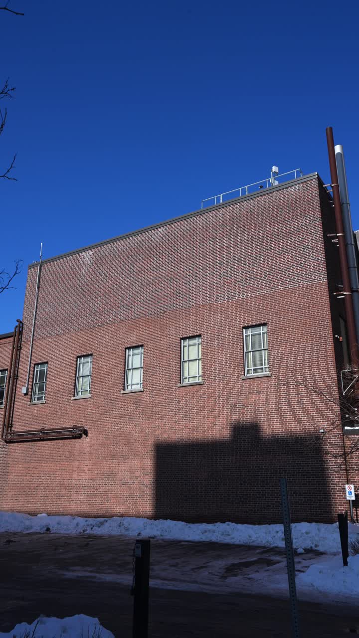 Rød mursteinsbygning i sentrum av Oshawa, Ontario, Canada, vertikalt bilde