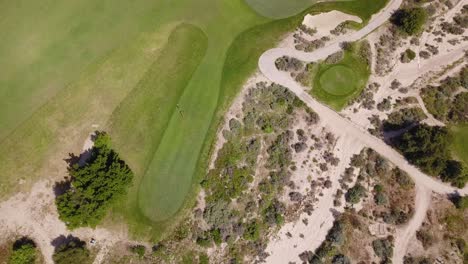 4K-Drohnenaufnahme-Eines-Rustikalen-Canyon-Golfplatzes-In-Moorpark,-Kalifornien,-An-Einem-Warmen,-Sonnigen-Tag