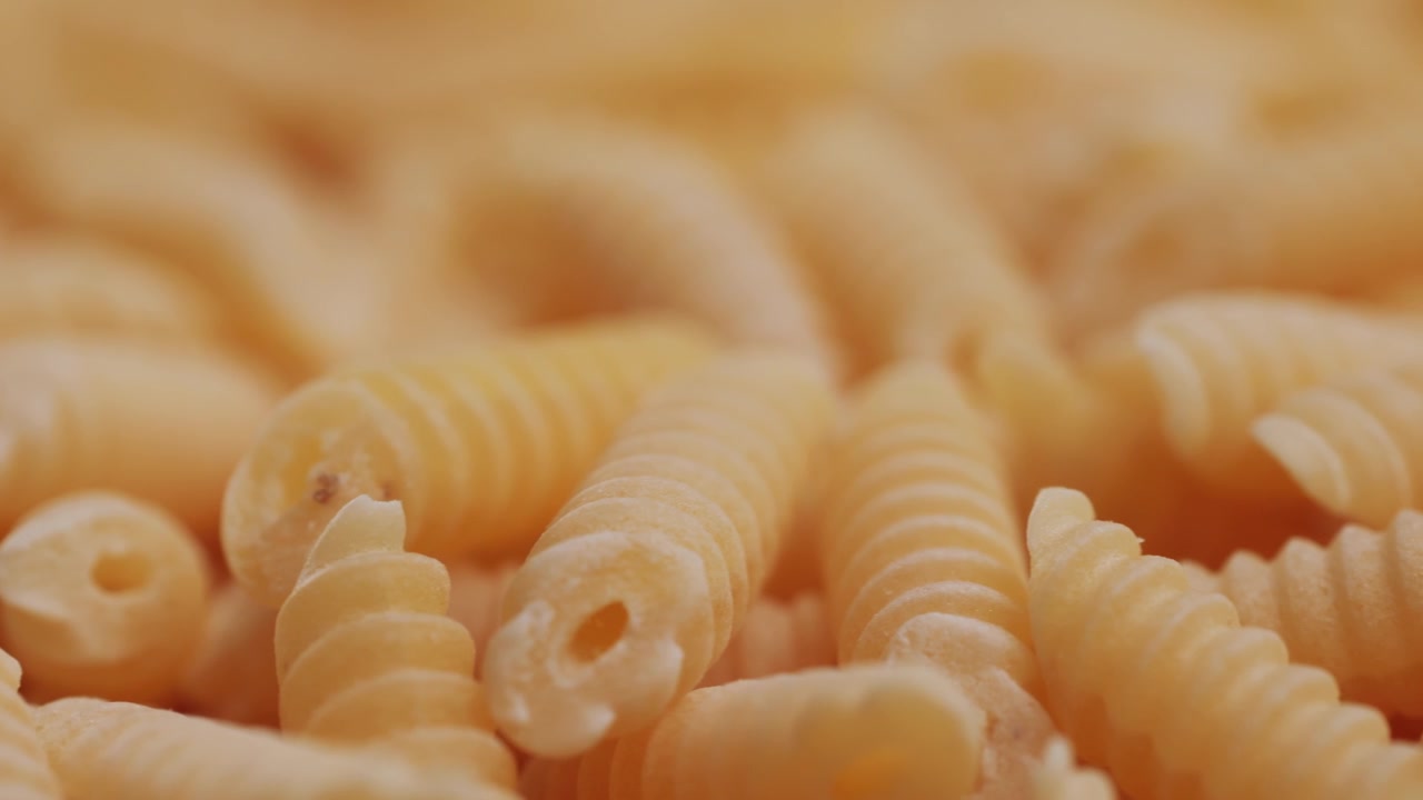 Macro primo piano di fusilli secchi crudi