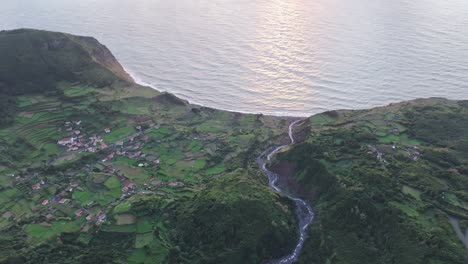 tomada aérea de la ciudad de fajãzinha durante la puesta de sol en la isla de flores, azores