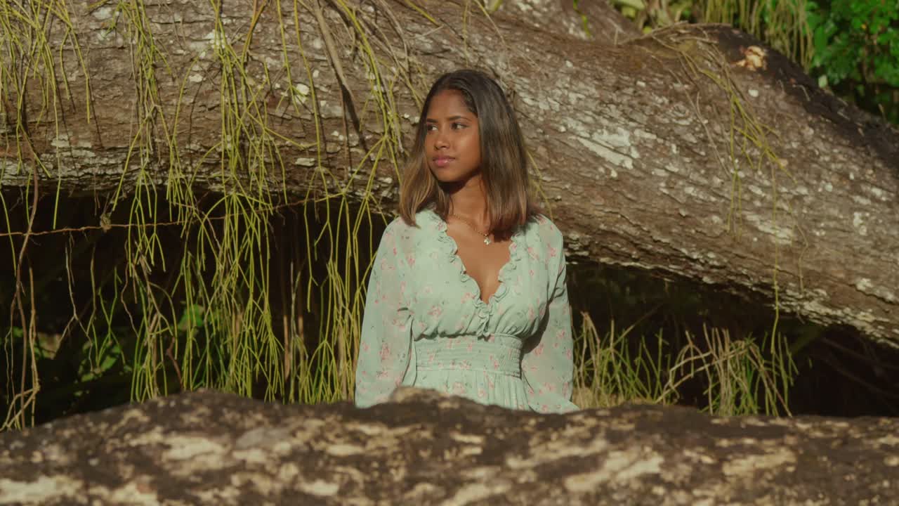 카리브 해의 트리니다드 섬에서, 곱슬머리 어린 소녀는 열대 공원에서 멋진 하루를 보내고 있습니다.