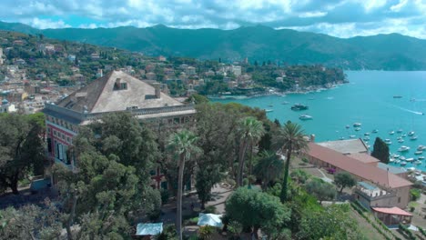 tiro de dron descendente del hermoso jardín en la ciudad junto al mar, santa margherita ligure, italia