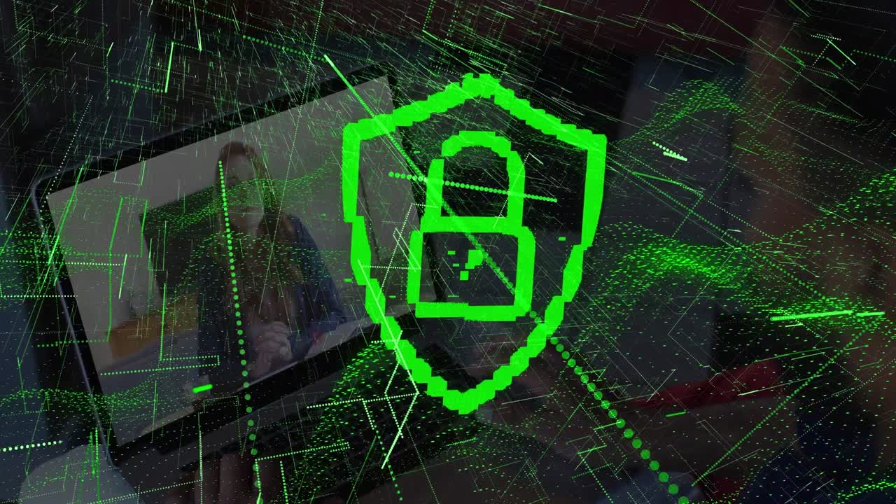 animación de un candado digital sobre un portátil con una mujer caucásica caminando