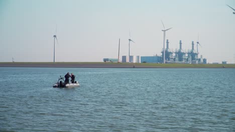 Marina-Practicando-En-Mar-Abierto-Con-Antecedentes-Industriales-Y-De-Molinos-De-Viento,-Eemshaven