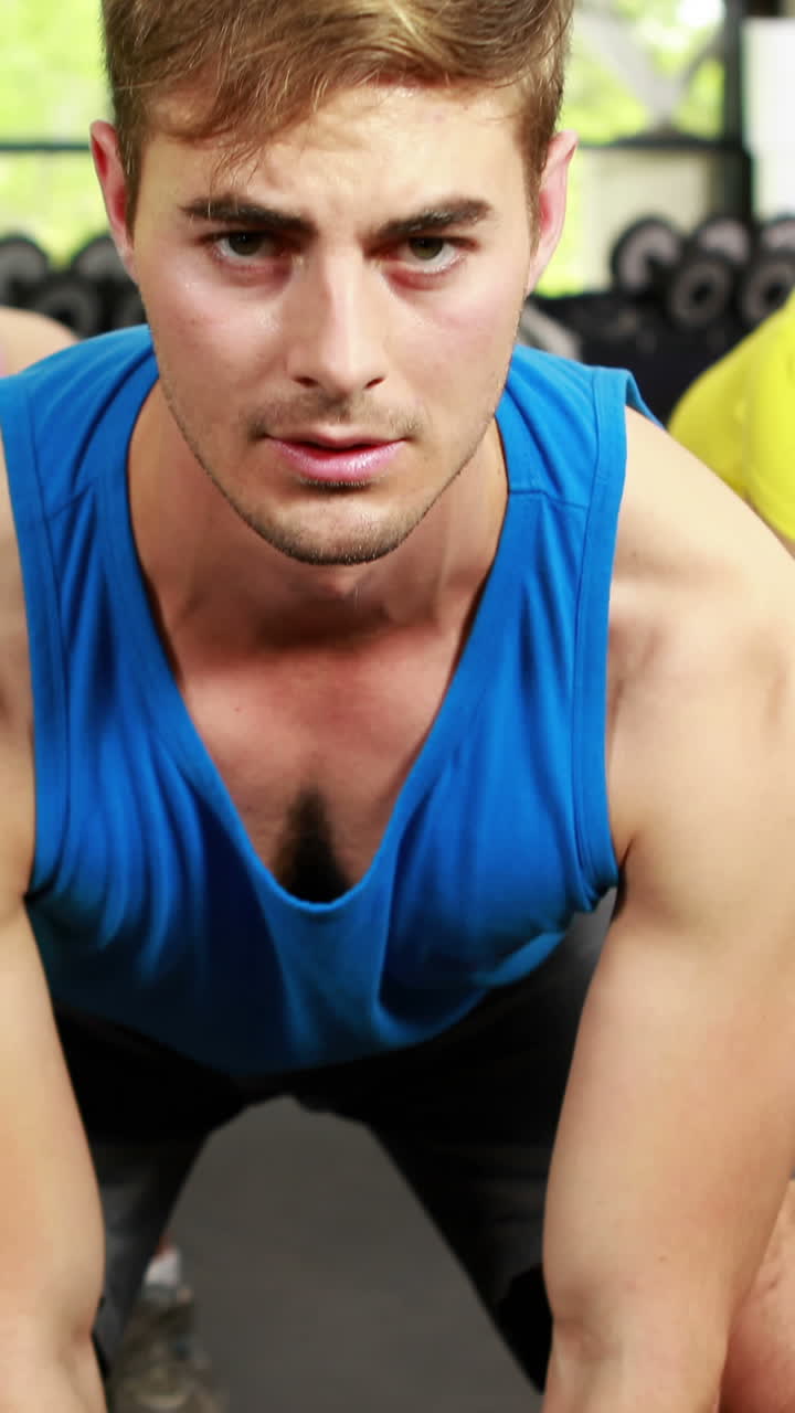 hombres y mujeres atléticos que se ejercitan