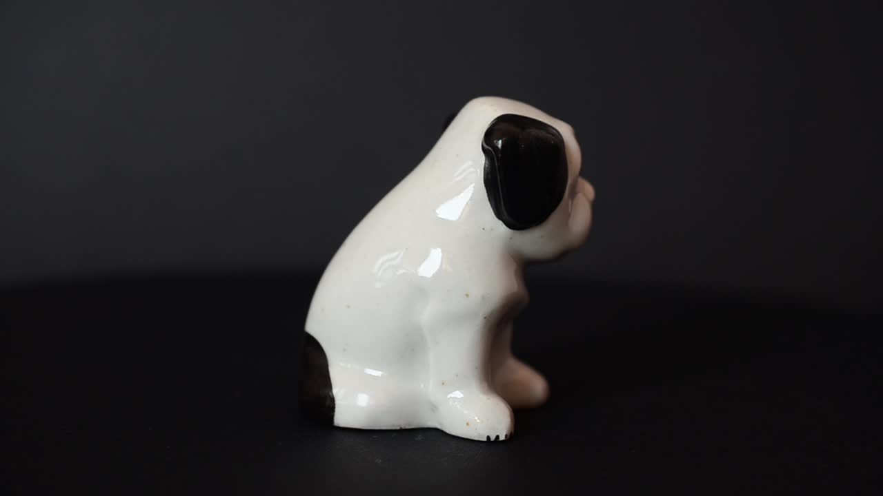 Grabación de una figurita de perro. Grabación de una figurita
